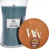 A WoodWick Evergreen Cashmere candle with its wooden lid. Voir les images du produit