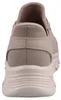 Das Bild zeigt einen beigen Freizeitschuh mit weißen Schnürsenkeln und einer weißen Sohle Der Schuh ist von der linken Seite zu sehen und steht auf einem hellen Untergrund Produktbild-Vorschau