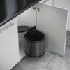 A pull-out trash bin installed in a kitchen cabinet. Voir les images du produit