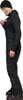 Mann in schwarzer Hardshellhose von Black Diamond; seitlich stehend und lächelnd; mit einer Hand an der Hose. Podgląd zdjęcia produktu