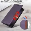 A purple leather flip wallet phone case is shown on a wooden surface next to a laptop. Red arrows indicate the magnetic closure feature. Produktbild-Vorschau