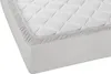 A close-up view of a white fitted sheet with a quilted pattern on top and elasticized edges. Produktbild-Vorschau