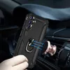 A hand holding a black phone case with a ring holder, which is magnetically attached to a rose gold car phone mount on a car air vent. Produktbild-Vorschau