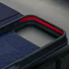 Close-up view of the interior of a blue leather phone case with red accents and a hexagonal pattern. Anteprima dell’immagine prodotto