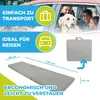 A family and their dog are in a car, with a folded mattress shown next to it, indicating it's ideal for travel. Produktbild-Vorschau