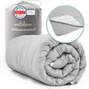 A rolled-up duvet is displayed next to its packaging and a close-up of the duvet's texture. Produktbild-Vorschau