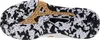 The sole of a white and gold Mizuno handball shoe with a black and white speckled pattern. Voir les images du produit