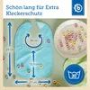 A light blue baby bib is shown with dimensions and a plate of cereal loops. A washing instruction icon is also visible. Produktbild-Vorschau