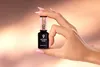 A hand holding a bottle of Victoria Vynn Liquid Poly Gel. Náhled obrázku produktu