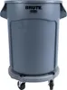 A gray Rubbermaid BRUTE trash can with a wheeled base. Podgląd zdjęcia produktu