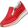 Das Bild zeigt einen roten flachen Schuh der von der Seite betrachtet wird. Der Schuh hat eine einfache und elegante Form mit einer glatten Oberfläche. Podgląd zdjęcia produktu