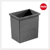 A dark gray plastic trash can insert with horizontal ridges, shown from a slightly elevated side angle against a white background. A red circular logo with white text is in the upper right corner. Anteprima dell’immagine prodotto