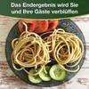 A close-up of Bucatini pasta on a decorative plate with tomato slices and cucumber slices. Produktbild-Vorschau