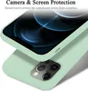 A close-up of a light green phone case with a phone inside, showing the camera and screen protection features. Voir les images du produit