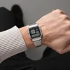 A person wearing a silver Casio watch on their wrist. Voir les images du produit