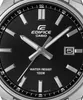 A close-up view of a black analog watch face with silver hands and hour markers. Voir les images du produit