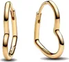 A pair of gold heart-shaped hoop earrings displayed against a white background. Anteprima dell’immagine prodotto