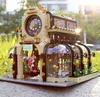 A detailed model of a botanical garden greenhouse is displayed outdoors on a sunny day. Anteprima dell’immagine prodotto