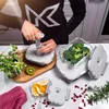 A person is using a vacuum pump to seal a glass food container on a kitchen counter. Anteprima dell’immagine prodotto