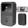 A smart doorbell with camera and a separate chime unit, shown alongside a smartphone displaying a video call from a delivery person. Produktbild-Vorschau