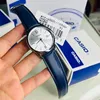A hand holding a Casio watch with its packaging in the background. Voir les images du produit