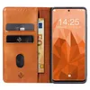 A brown leather flip case for a smartphone, showing credit cards and a banknote inside, with the smartphone displaying its lock screen. Produktbild-Vorschau