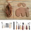 A top-down view of leathercraft tools and materials, including thread, needles, leather pieces, and various carving and stitching tools. Voir les images du produit