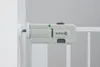 Close-up of a safety gate latch mechanism mounted on a white wall and white railing. Voir les images du produit