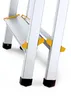 Close-up view of the lower steps and feet of an aluminum stepladder. Anteprima dell’immagine prodotto