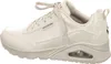 A side view of a beige Skechers sneaker. Voir les images du produit
