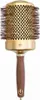 A professional studio shot of a round hairbrush against a white background. Anteprima dell’immagine prodotto