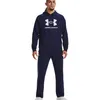 A man wearing a navy blue Under Armour hoodie and matching sweatpants, standing against a white background. Anteprima dell’immagine prodotto