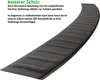 A black plastic car accessory, likely a bumper protector, is shown against a white background. Text describes its protective features. Voir les images du produit