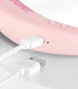Nahaufnahme eines weißen USB-Kabels, das an den Unold NACKENVENTILATOR BREEZY angeschlossen ist. Die Produktbild-Vorschau