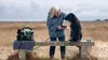 A woman is washing a black dog outdoors with a portable cleaning device. Anteprima dell’immagine prodotto