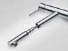 A close-up studio shot of a modern chrome faucet with a pull-out spray head. Anteprima dell’immagine prodotto
