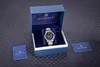 A Maserati watch is displayed inside its open blue box, with two Maserati branded cards placed on either side. Anteprima dell’immagine prodotto