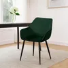 A green velvet dining chair with black legs is shown in a room setting, next to a dark dining table. Anteprima dell’immagine prodotto