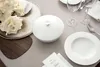 A table setting with white porcelain dishes, flowers, and menus. Produktbild-Vorschau