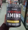 A hand holding a container of Weider Premium Amino Tropical Punch powder in a store aisle. Anteprima dell’immagine prodotto
