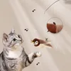 Graue getigerte Katze greift nach braunem Plüschvogelspielzeug an einer Schnur, mit Noten und Schallwellen-Grafiken Náhľad obrázku produktu