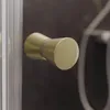 Detailbild eines goldfarbenen Knopfgriffs zum Öffnen der Dusche Produktbild-Vorschau