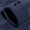 Detailansicht des Kragens der "Prism Polartec InterActive Fleece Jacket" von Berghaus; dunkelblau mit weichem Fleece-Innenfutter. Produktbild-Vorschau