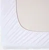 A close-up view of a white fitted sheet on a mattress. Anteprima dell’immagine prodotto
