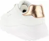 A close-up rear view of a white sneaker with rose gold accents. Voir les images du produit