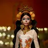 A close-up of a Barbie doll dressed for Dia de Muertos, with intricate face paint and traditional attire. Náhled obrázku produktu