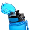 Close-up of the top part of a blue water bottle with the lid open. Produktbild-Vorschau