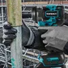 A person wearing work gloves is using a cordless impact wrench to tighten a bolt on a metal pole, with scaffolding in the background. Produktbild-Vorschau