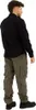 A man wearing a black long-sleeved shirt and green cargo pants, viewed from the back. Produktbild-Vorschau