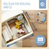 An open storage box filled with children's toys, with dimensions and capacity indicated by text overlays. Produktbild-Vorschau